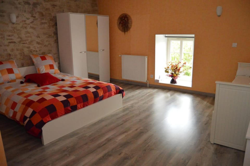 Bed, Photo of the whole room