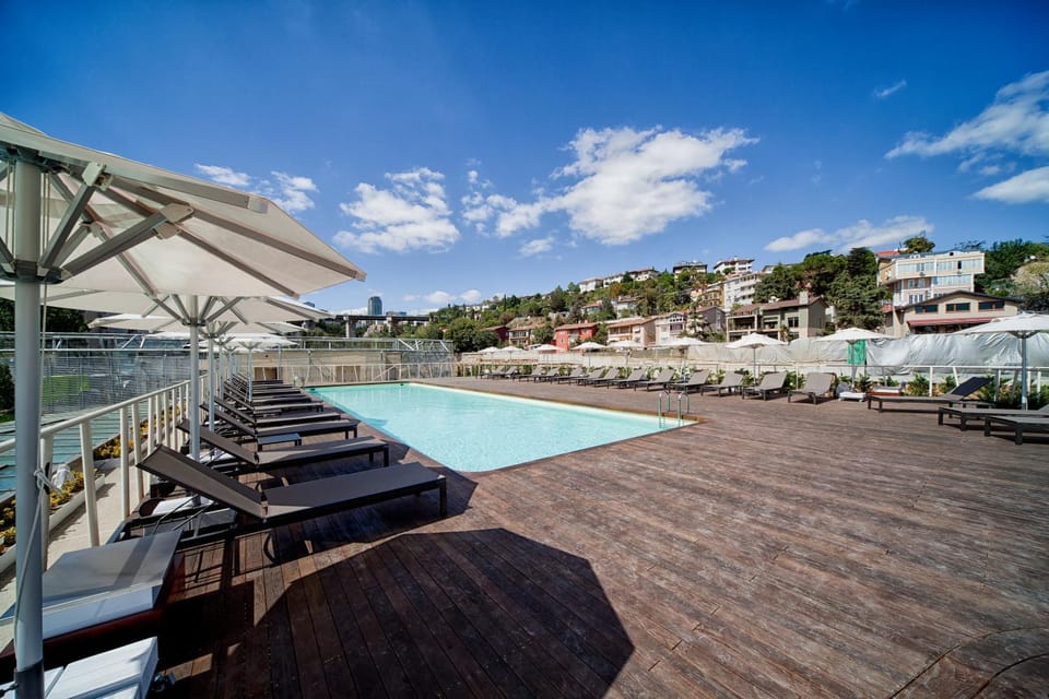 Balcony/Terrace, Pool view, Swimming pool, sunbed