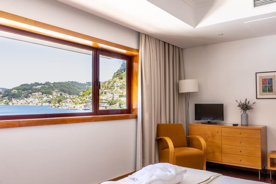 Bed, TV and multimedia, Bedroom, River view