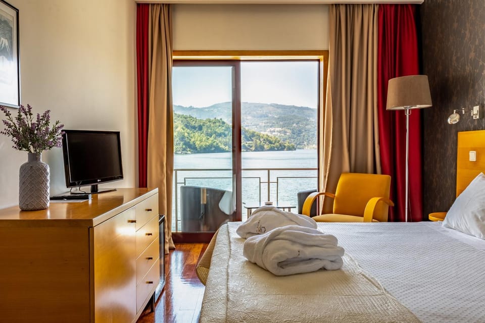 Bed, TV and multimedia, Bedroom, River view, towels