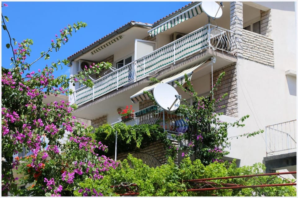 Property building, Facade/entrance, Garden, View (from property/room), Balcony/Terrace, Garden view, Location