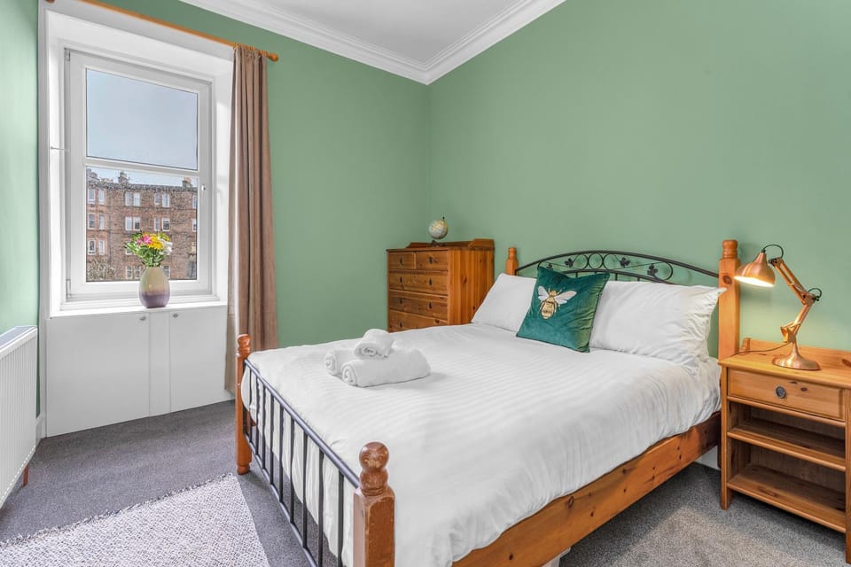Bright and Quiet Edinburgh Home Apartment in Edinburgh