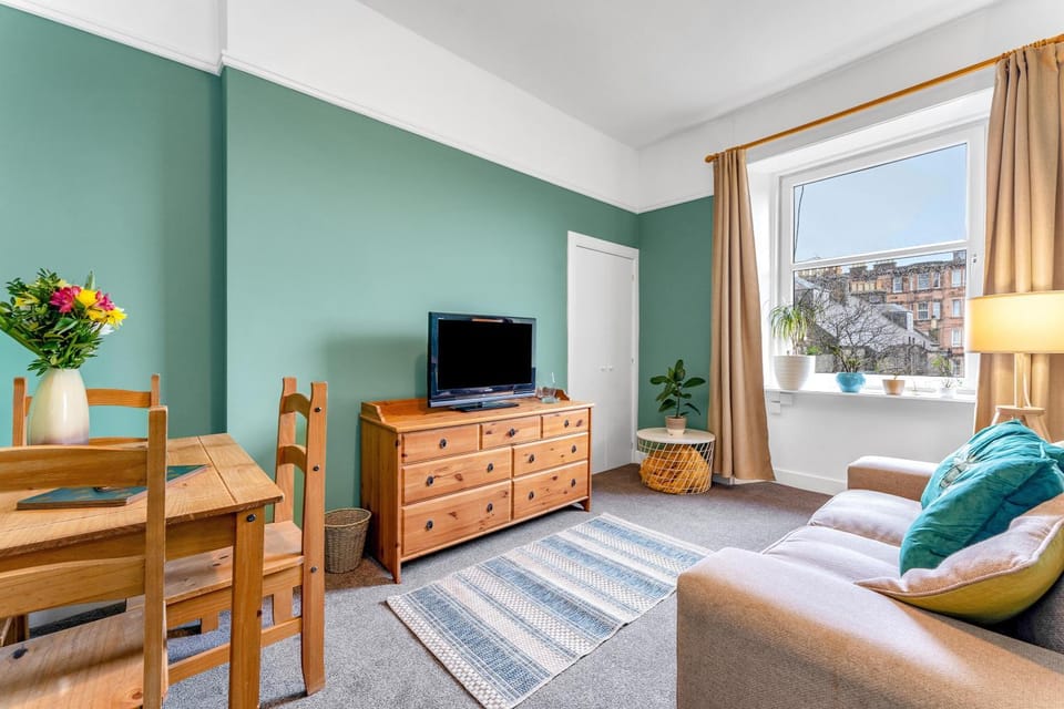 Bright and Quiet Edinburgh Home Apartment in Edinburgh