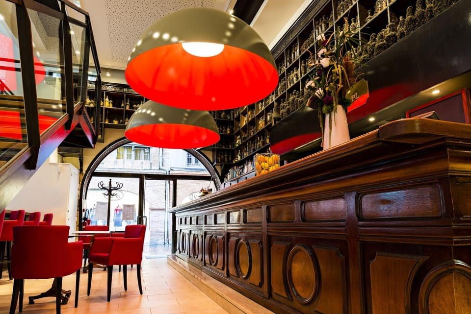 Restaurant/places to eat, Lounge or bar