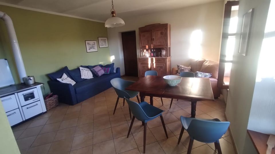 Seating area, Dining area