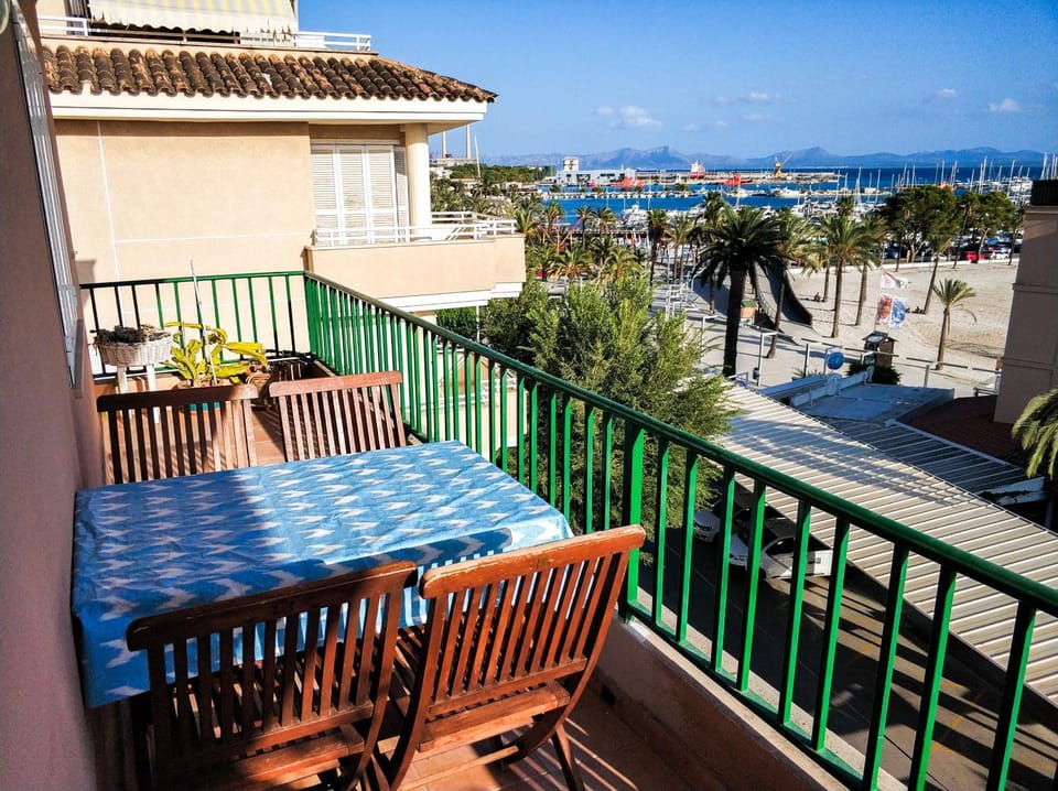 Facade/entrance, Balcony/Terrace, Balcony/Terrace, Sea view, Street view