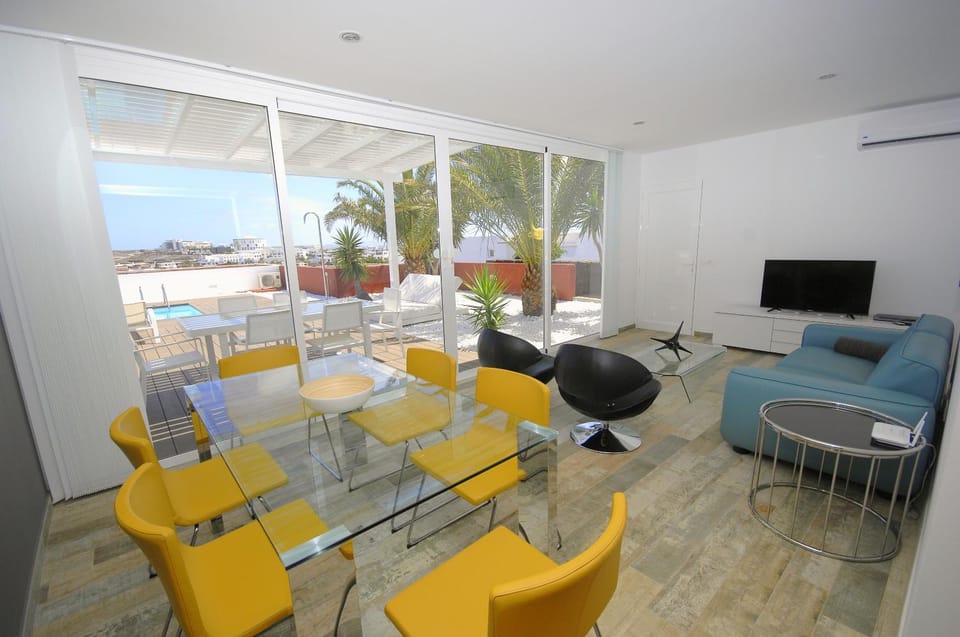 TV and multimedia, Living room, Seating area, Dining area