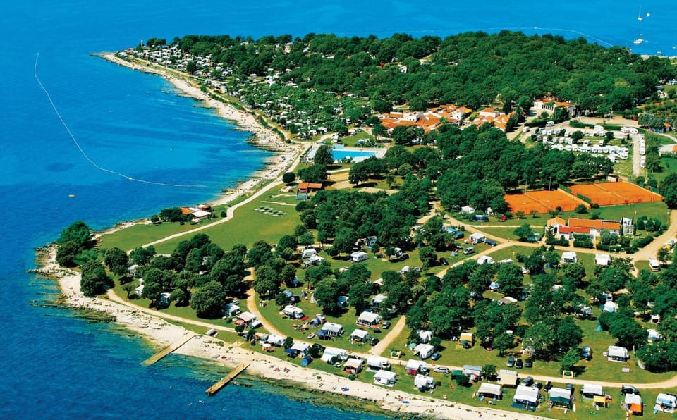 Restaurant/places to eat, People, Activities, Bird's eye view, Children play ground, Garden, On-site shops, Food and drinks, Other, Decorative detail, Beach, Kids's club, Evening entertainment, Area and facilities, Swimming pool, Sports, Entertainment, Family