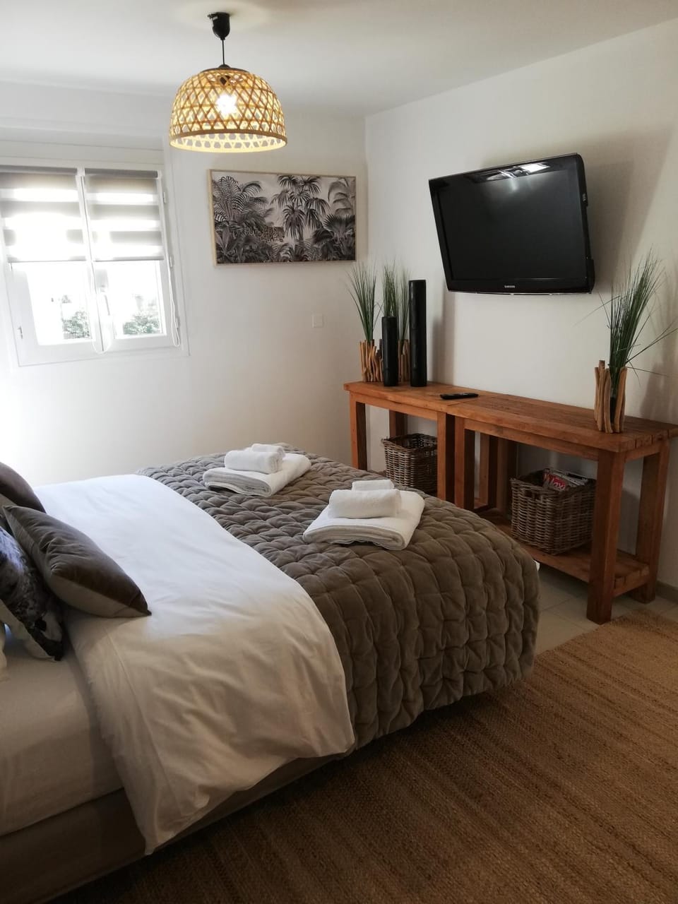 Bed, TV and multimedia, Photo of the whole room, Decorative detail, Bedroom