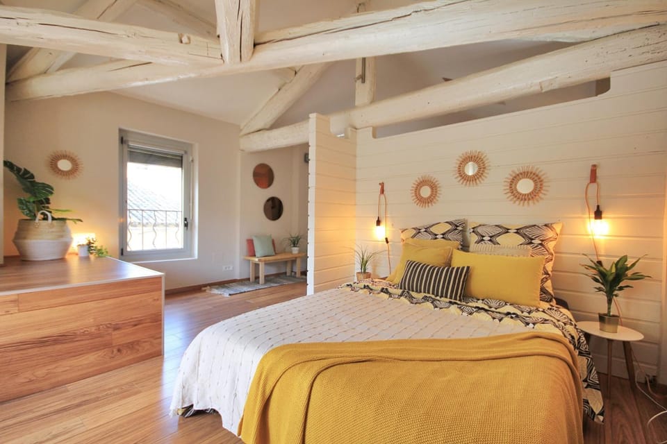 Photo of the whole room, Bedroom