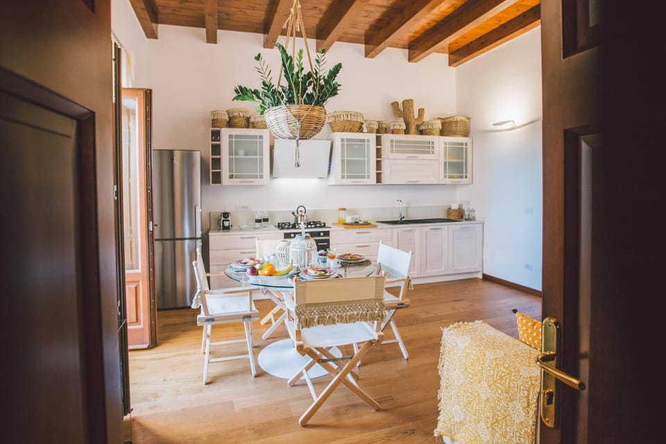 Kitchen or kitchenette, Dining area, kitchen
