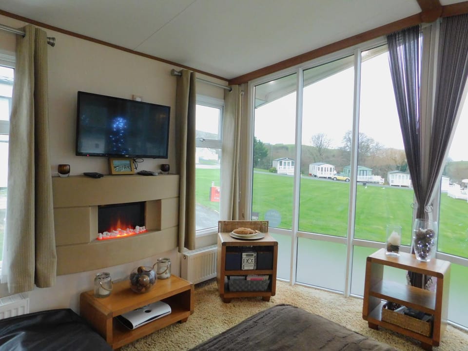 Communal lounge/ TV room, TV and multimedia, Living room, Seating area