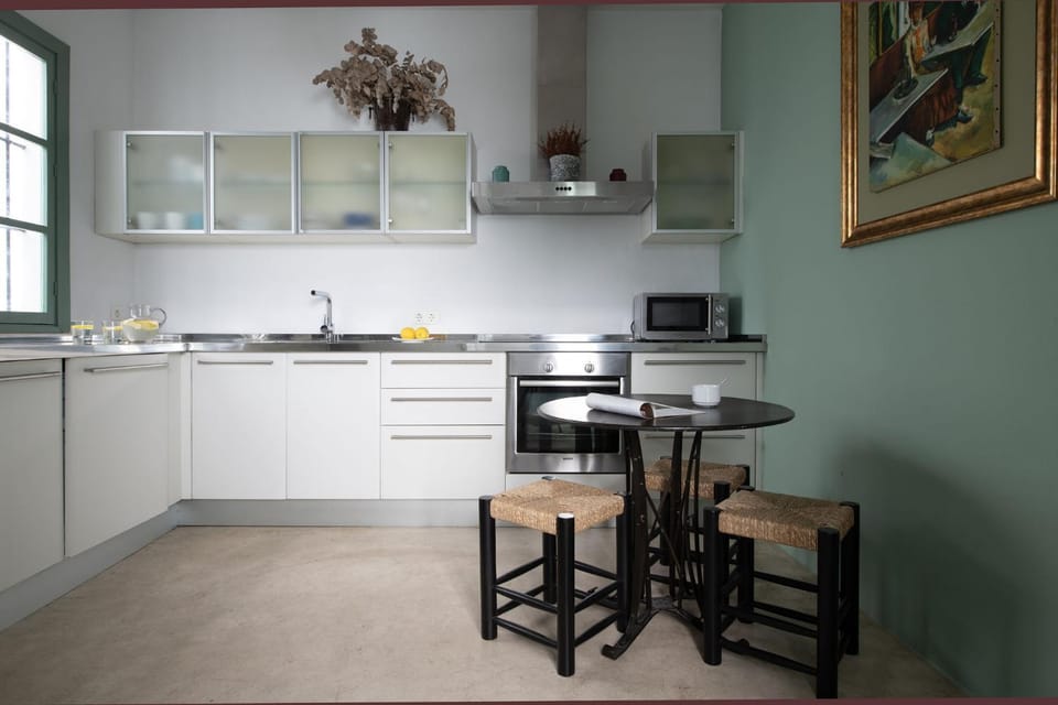 Kitchen or kitchenette, Dining area, minibar, pet friendly, stove