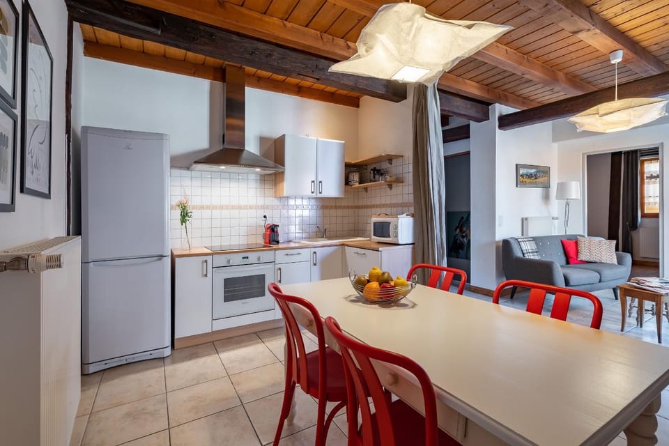 Kitchen or kitchenette, Dining area