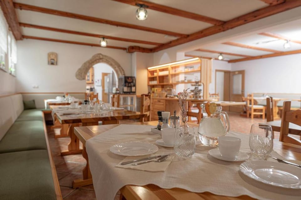 Restaurant/places to eat, Dining area, Breakfast