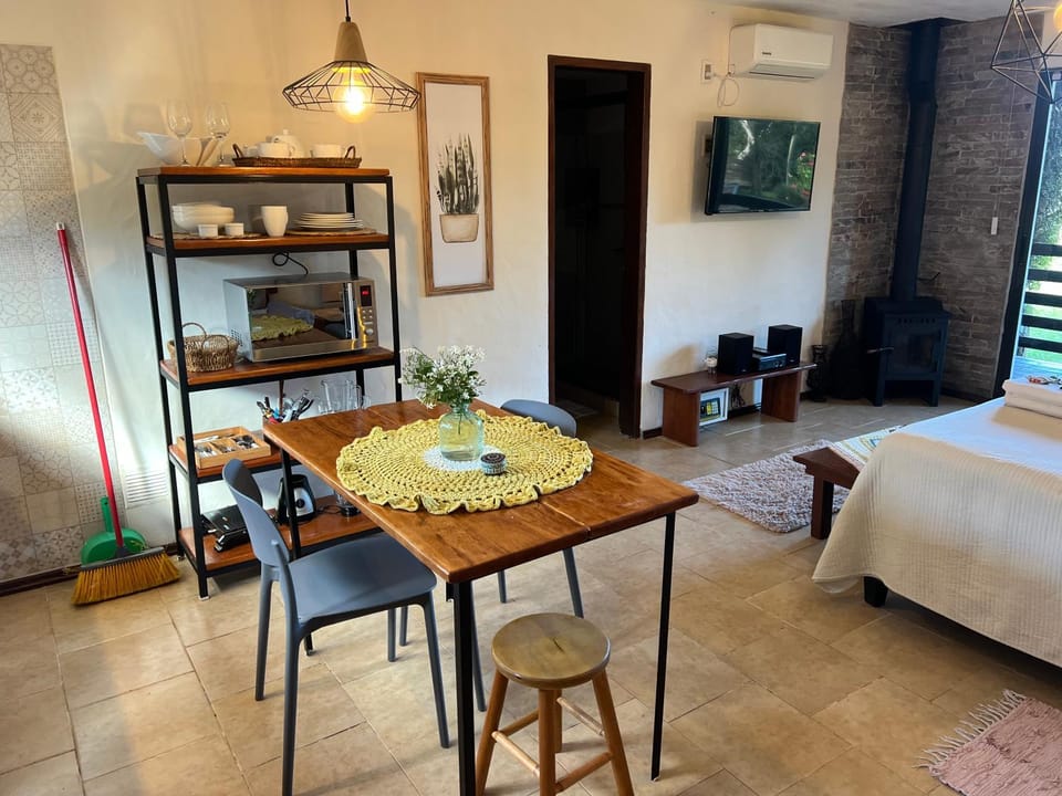 Bed, TV and multimedia, Kitchen or kitchenette, Living room, Photo of the whole room, Seating area, Dining area, Bedroom, air conditioner