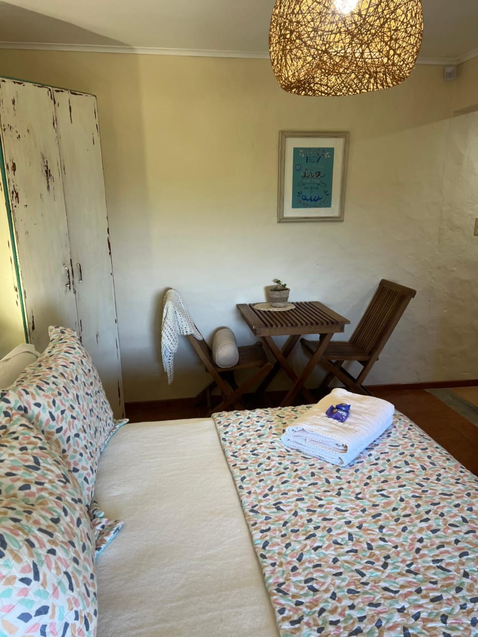 Bed, Photo of the whole room, Seating area