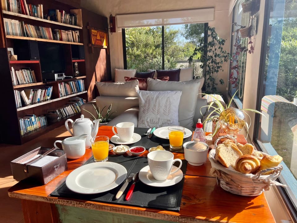 Library, Coffee/tea facilities, Living room, Food and drinks, Seating area, Dining area, Food, Breakfast, Continental breakfast