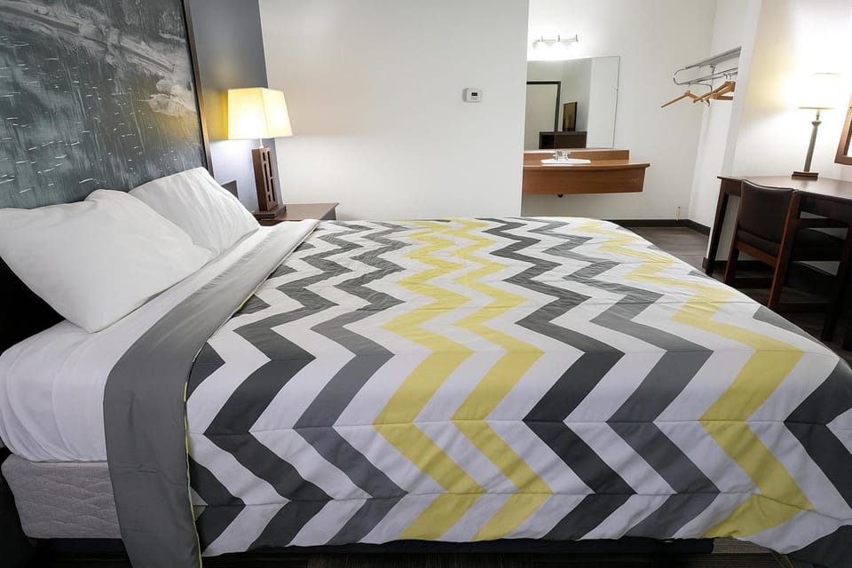 Photo of the whole room, Bedroom