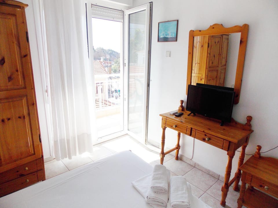 Bed, TV and multimedia, Bedroom, wardrobe