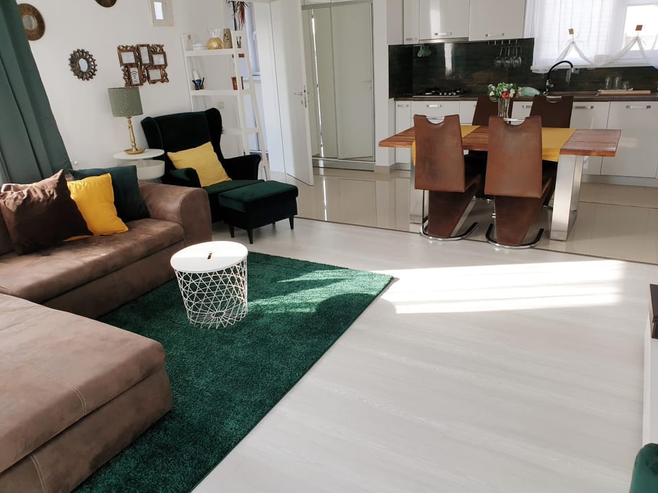 Living room, Other, Photo of the whole room, Decorative detail, Seating area
