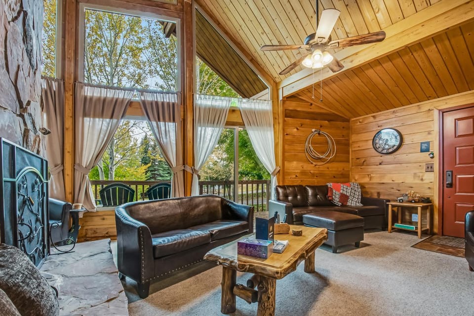 Aspen Hideaway Cabin Cabin in Garden City