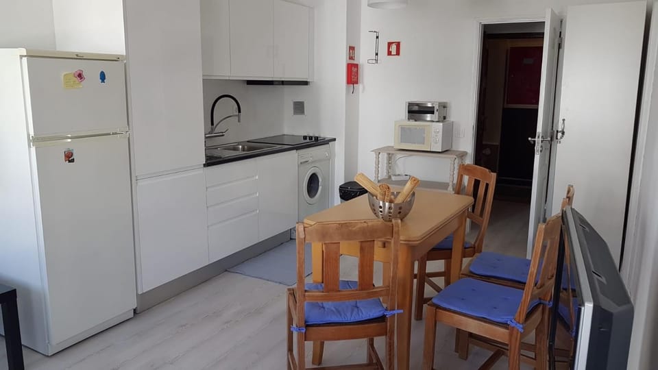 Kitchen or kitchenette, Dining area, minibar, stove