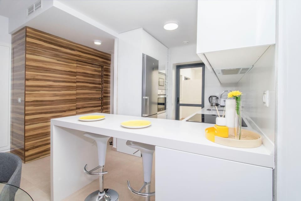 Kitchen or kitchenette, minibar
