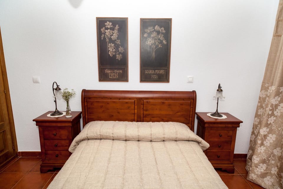 Staff, Staff, Bed, People, People, Photo of the whole room, Bedroom, Guests, City view, Landmark view, Street view, children, young children, older children, group of guests, cot, Family, Family, Quiet street view