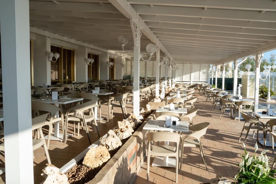 Restaurant/places to eat, Balcony/Terrace, Breakfast