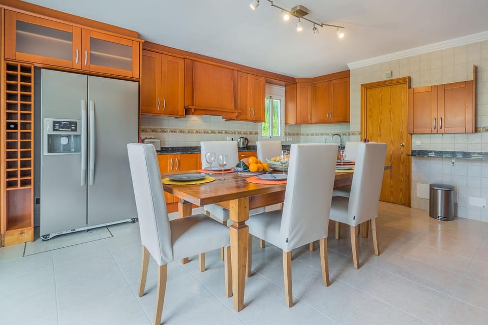 Kitchen or kitchenette, Dining area, dishwasher, minibar, pet friendly, stove, toaster
