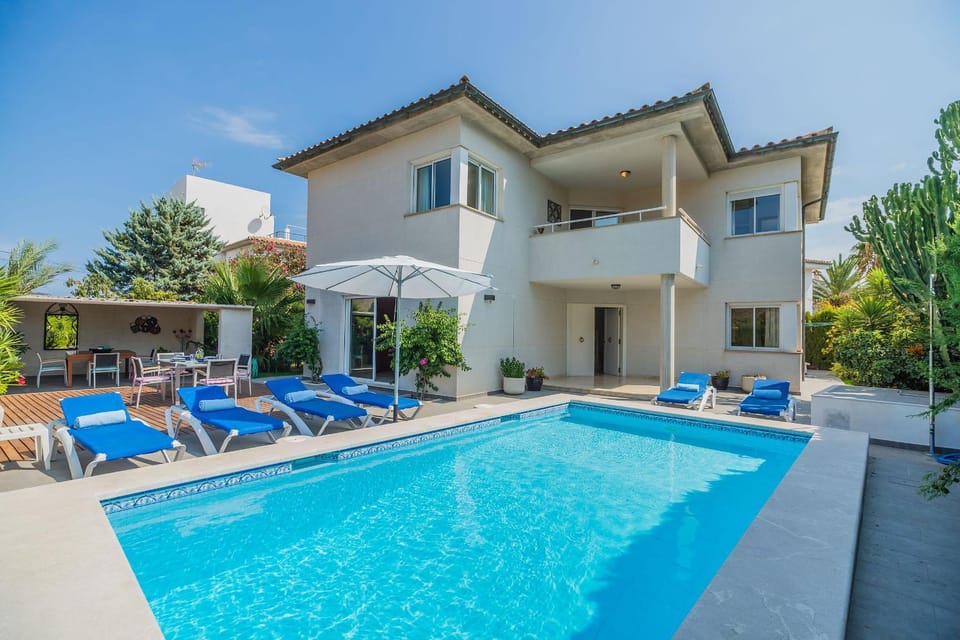 Property building, Garden view, Pool view, Swimming pool, sunbed