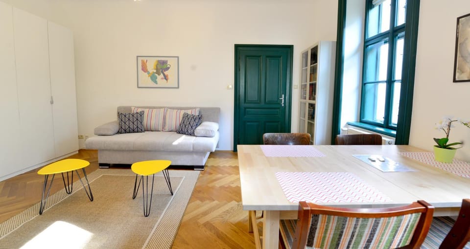 Quiet & Green, With Terrace Apartment in Vienna
