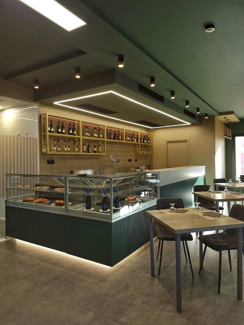 Restaurant/places to eat, Lounge or bar, Drinks, Alcoholic drinks