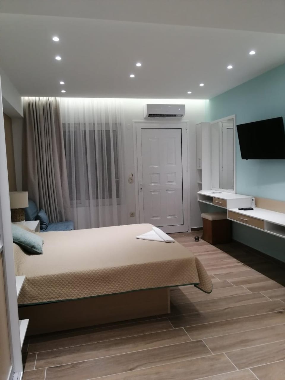 Bed, TV and multimedia, Photo of the whole room