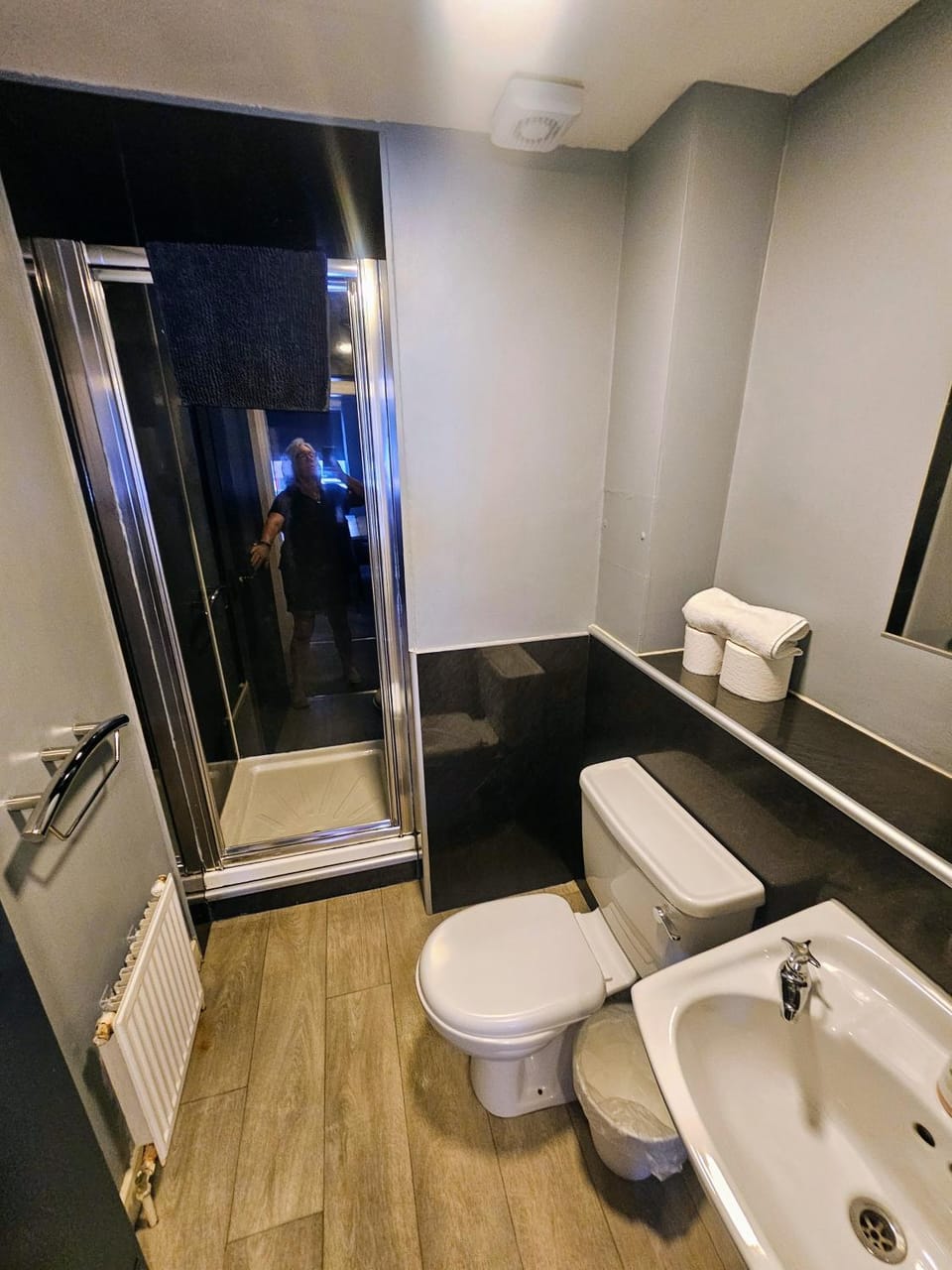 Shower, Toilet