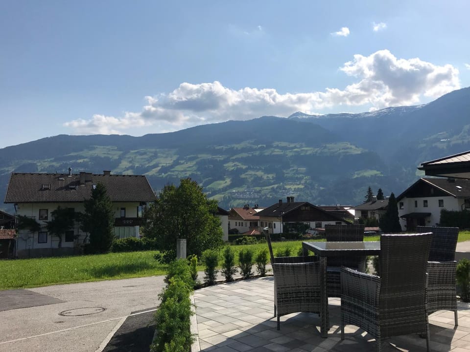 Garden, Balcony/Terrace, Mountain view