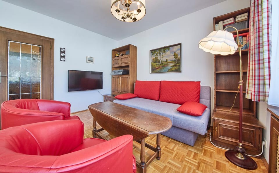 Bed, TV and multimedia, Living room, Seating area