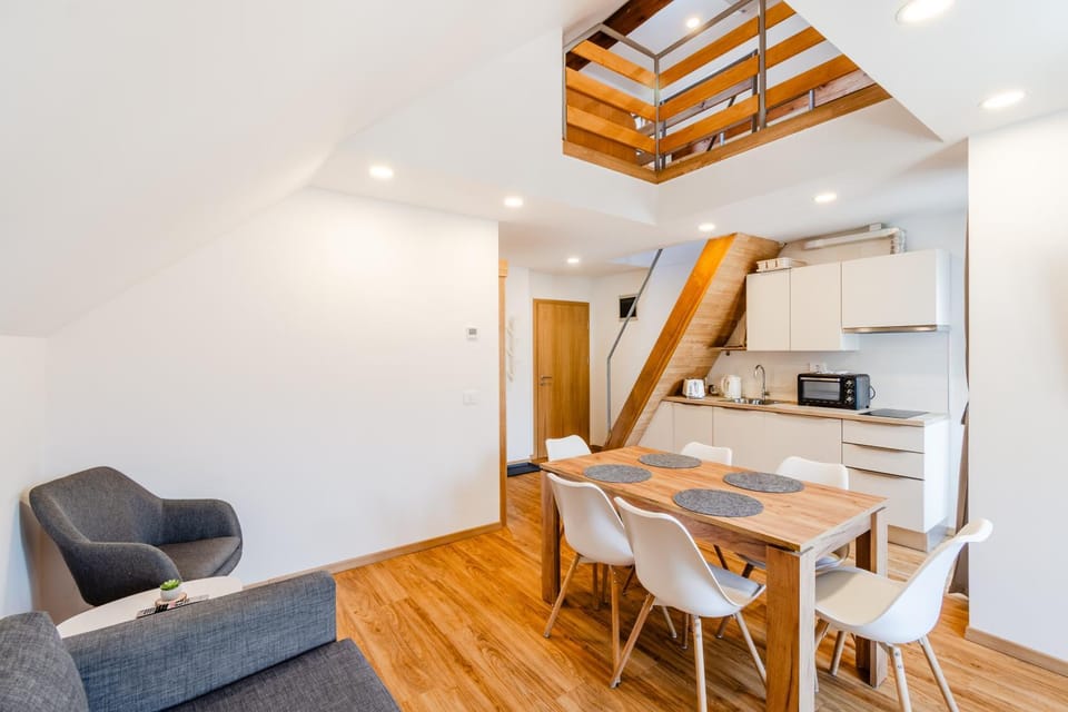 Kitchen or kitchenette, Living room, Seating area, Dining area