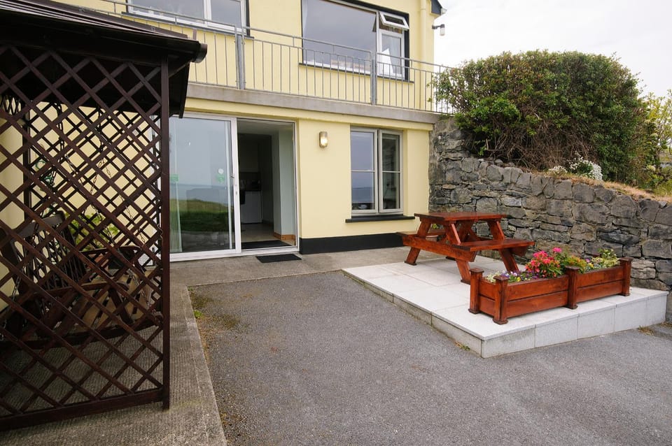 Property building, Patio, Facade/entrance, Balcony/Terrace, Garden view