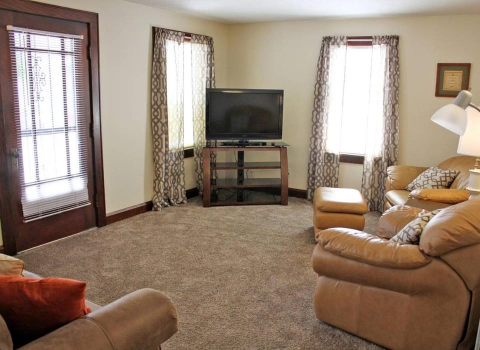 Communal lounge/ TV room, TV and multimedia, Living room, Seating area