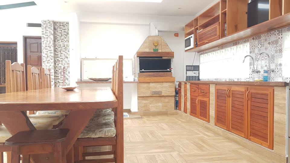 Property building, Restaurant/places to eat, BBQ facilities, TV and multimedia, Kitchen or kitchenette, Dining area, Communal kitchen, Swimming pool, Breakfast, oven, stove