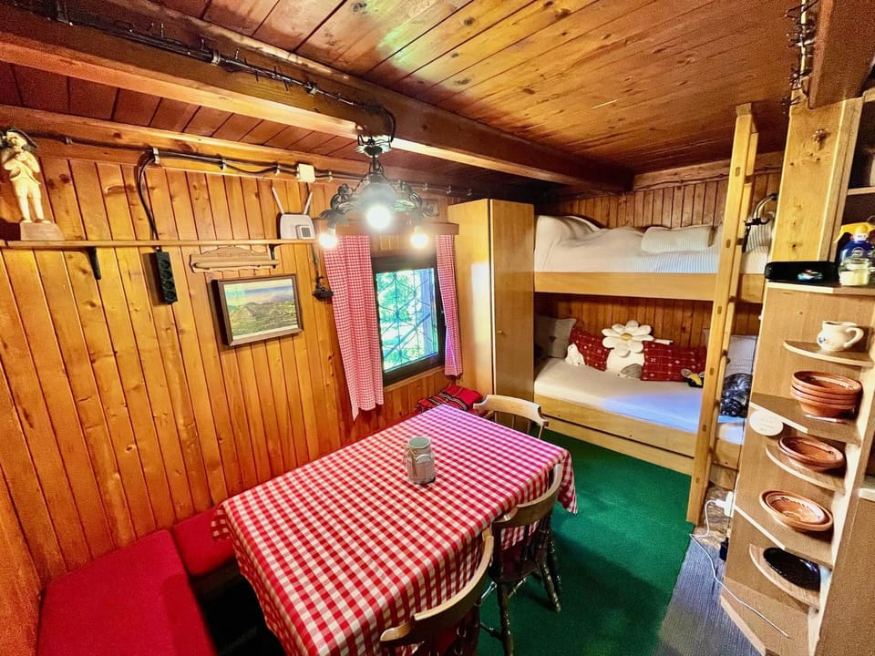 Living room, Dining area, bunk bed