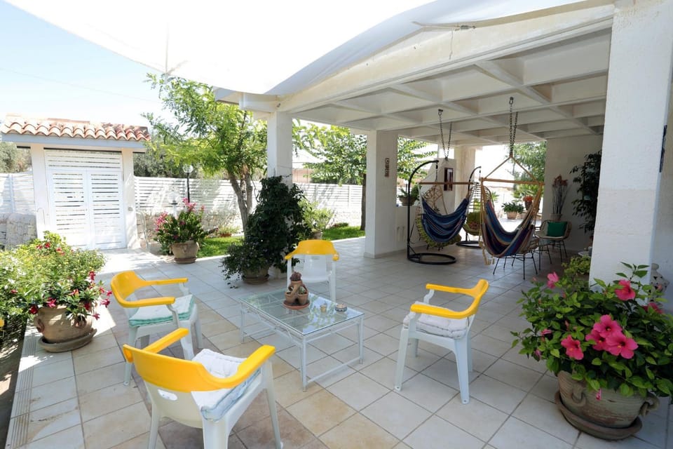 Facade/entrance, Garden, Balcony/Terrace