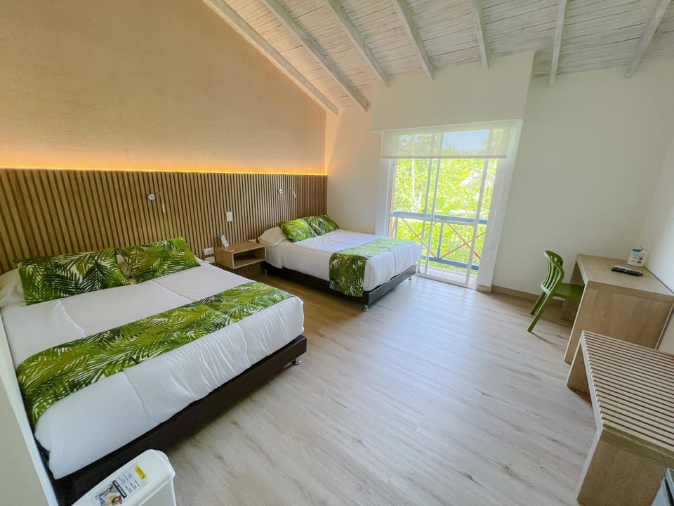 Bed, Photo of the whole room, Seating area