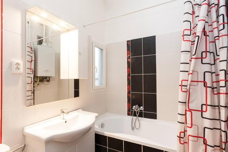Shower, Toilet, Hot Tub, Bathroom