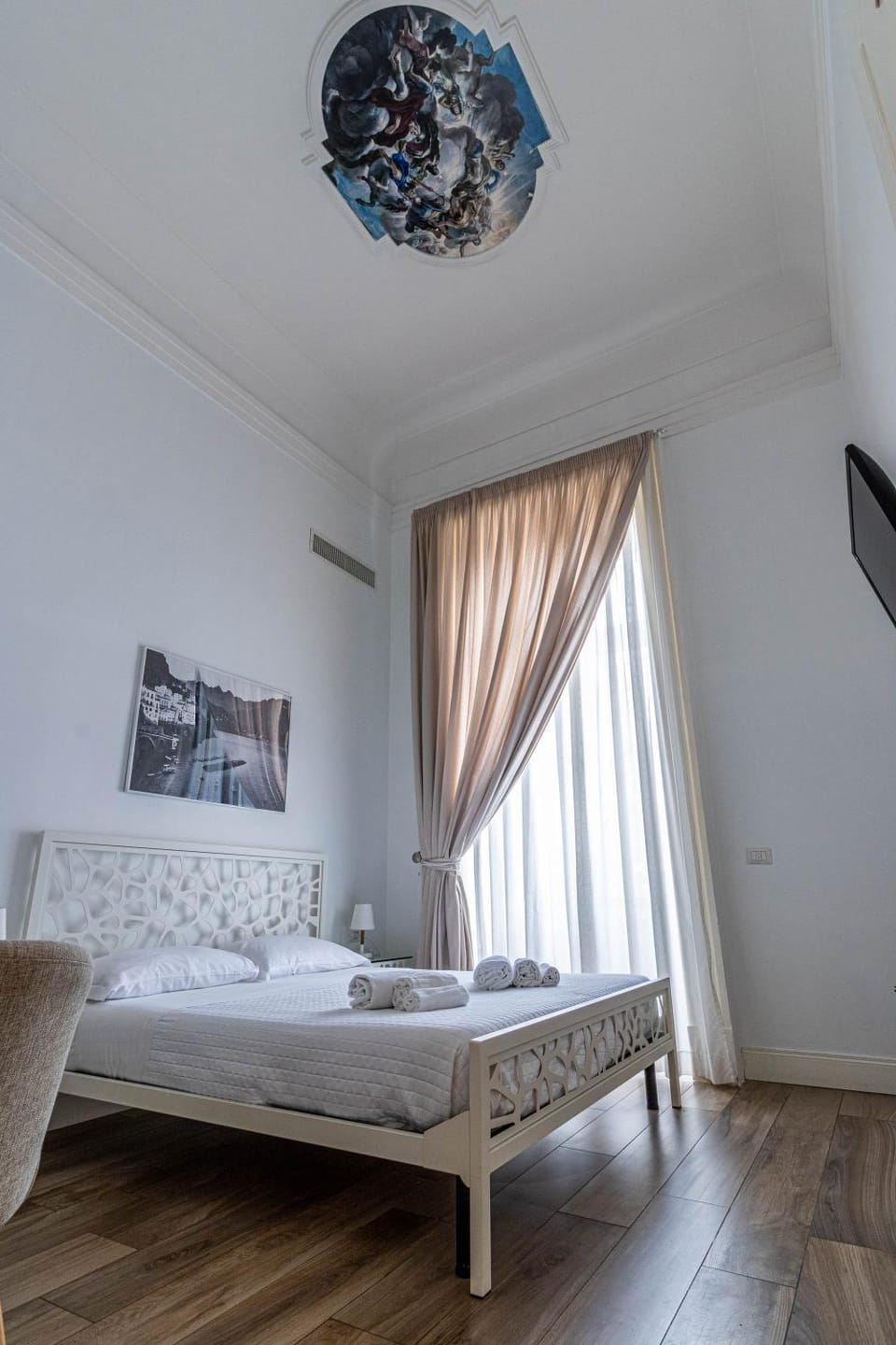 Bed, Photo of the whole room, towels