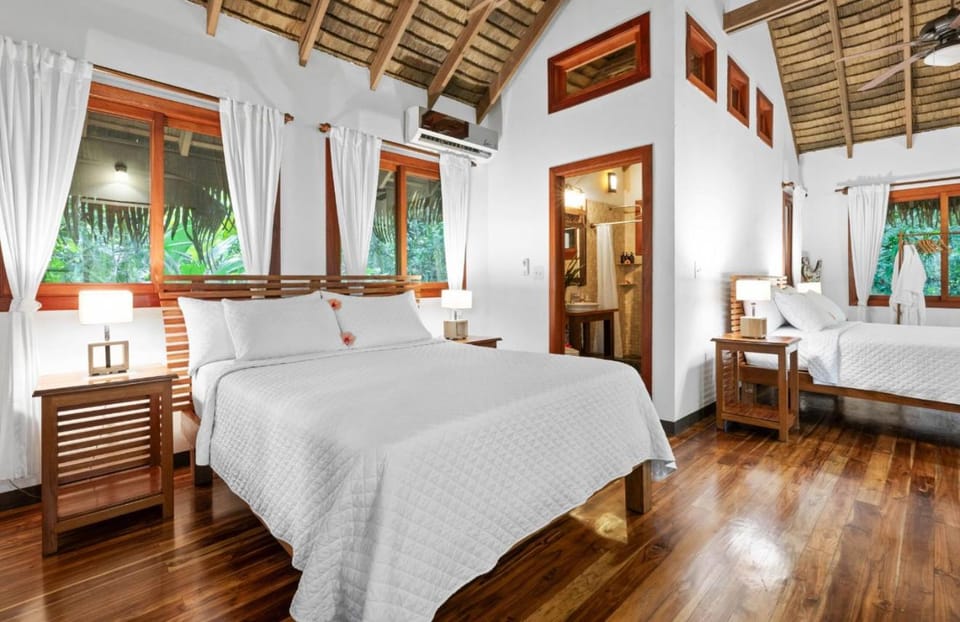 Bed, Photo of the whole room, Bedroom, air conditioner