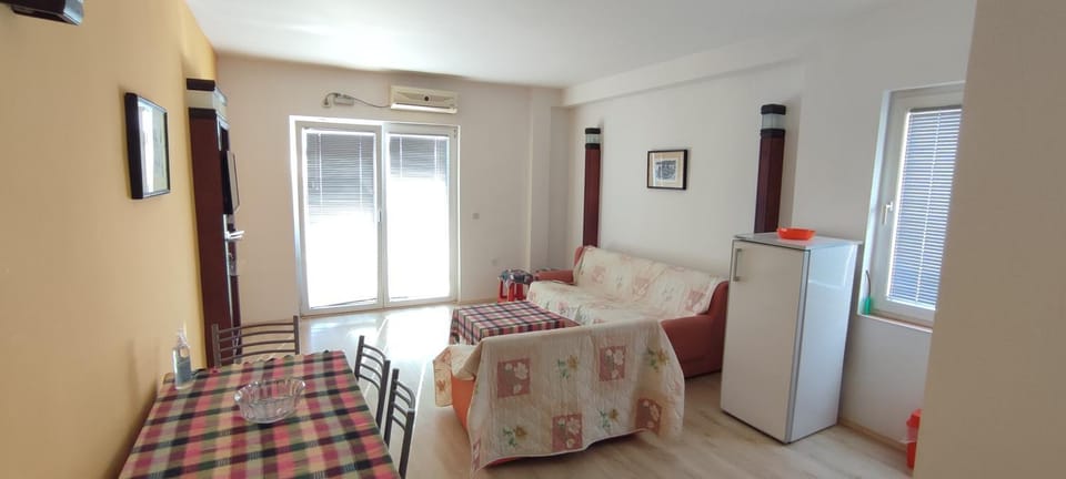 Living room, Seating area, air conditioner