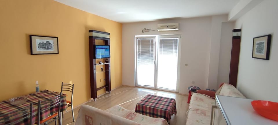 TV and multimedia, Living room, Seating area, air conditioner